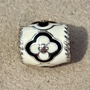 🆕Listing! 🆕 Brighton Casablanca bead Black & silver on off-white enamel Retired